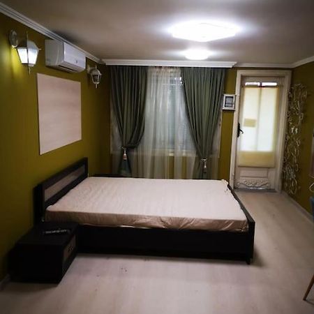 Студиото Е Партер От Жилищна Сграда. Топ Център. Varna Exterior foto