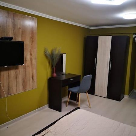Студиото Е Партер От Жилищна Сграда. Топ Център. Varna Exterior foto